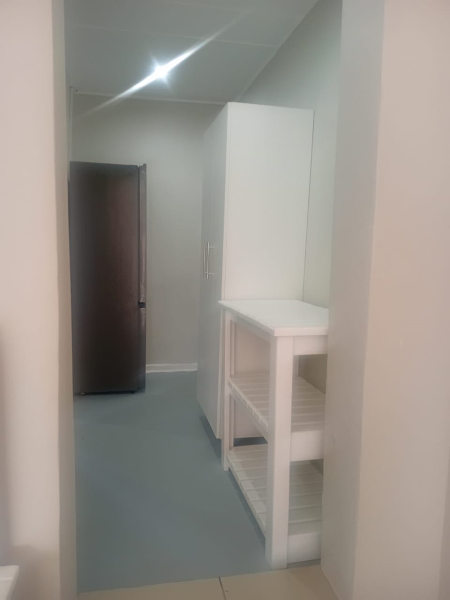 To Let 1 Bedroom Property for Rent in Humewood Eastern Cape